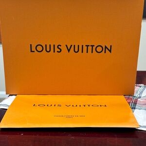 1 Louis Vuitton box with handle and 1 Louis Vuitton bag